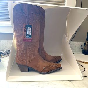 Womens Cowgirl Boots NWT, Ariat, tall shank